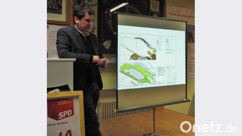 Baudezernent Oliver Seidel zeigt die Planungsentwürfe für West IV. Bild: Bühner