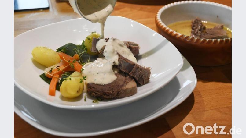 Zart und lecker ist die pochierte Frischlingschulter. Dazu gibt es Kartoffeln und Gelbe Rüben sowie eine Mascarpone-Senf-Kräutersauce. Bild: Gabi Schönberger