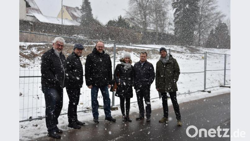 Baustellenbesichtigung bei Schneegestöber (von links): Rupert Troppmann, Simon Wittmann, Andreas Meier, Katrin Weidner, Karlheinz Budnik und Axel Weidner. Bild: Lowak