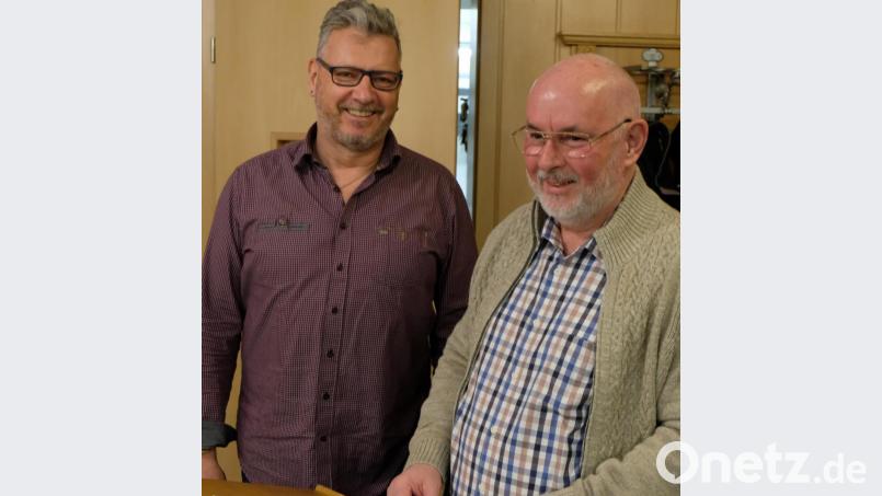 Die verbliebenen beiden Vorstandsmitglieder beim Club „ Unter uns": Hauptkassier Gerhard Schaller (links) und Vorsitzender Siegfried Schuller (rechts). Sie werden den Club kommissarisch bis zum 30. April führen, bevor feucht-fröhlich mit einem Weißwurstessen das Kapitel Gesellschaftsverein geschlossen wird. Bild: le