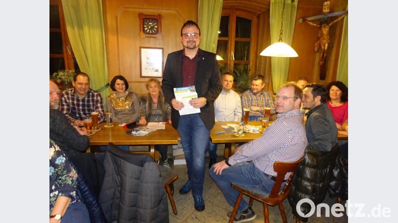 CSU-Bürgermeisterkandidat Wolfgang Lotter (stehend) präsentierte sein Programm. Bild: hm