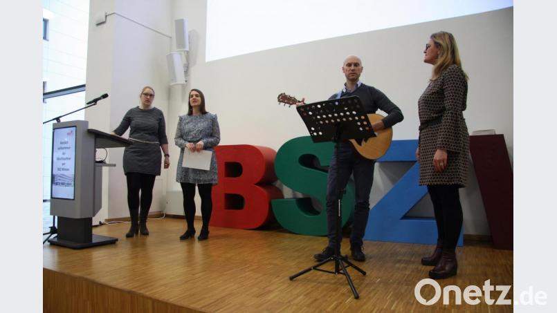 Umrahmt wurde die Feierstunde von der Lehrerband, Anja Wriedt-Wiesend und Anton Vogl, sowie von den Sozial- bzw. Religionspädagogen Elisabeth Müller und Yvonne Landefeld (von rechts). Bild: wro