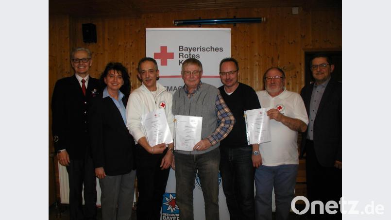 Kreisbereitschaftsleiter Richard Knorr (von links) und Bereitschaftsleiterin Karin Eigl sowie Bürgermeister Franz Tauber (rechts) dankten Michael Prechtl, Ludwig Kraus, Alexander Pscherer und Rainhard Kraus (Dritter bis Sechster von links) für ihre Treue zur BRK-Bereitschaft Mehlmeisel. Bild: gis