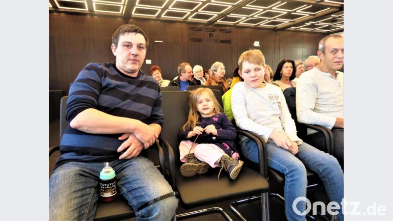 "Es geht uns gut", bedeuerte Steve Bauer, (links im Bild mit der dreijährigen Lina und dem elfjährigen Lukas sowie Opa Thomas Bauer). Er freute sich darüber, dass seine Vereinsfreunde vom FSV und die Gruppe "MUT" das Konzert für seine Familie veranstaltet haben. Bild: ubb