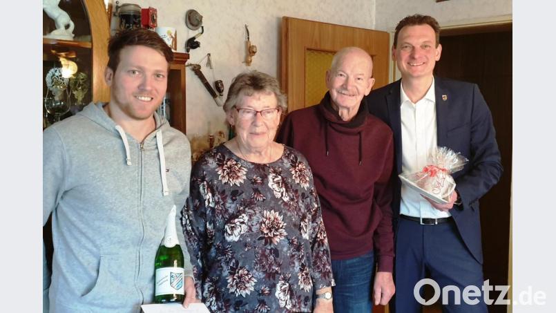 Zum Jubeltag von Adolf Klein (Zweiter von rechts) gratulierten unter anderem Bürgermeister Ernst Schicketanz (rechts) und 2.SV-Vorsitzender Jochen Kraemer (links) Bild: sm