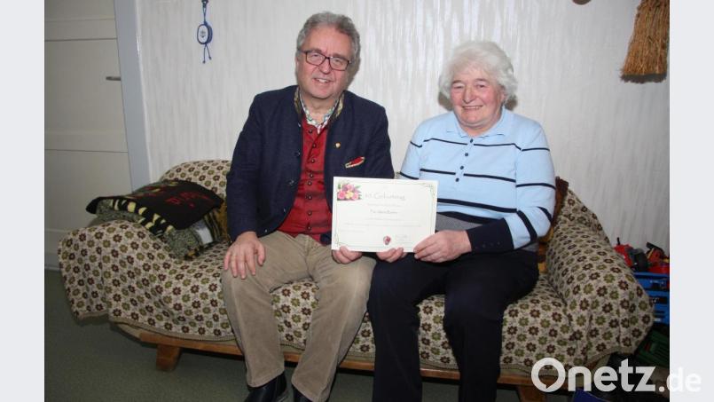 Maria Bächer wohnt auf einem Bauernhof in Muckenthal. Zum 80. Geburtstag gratulierte Bürgermeister Toni Dutz. Bild: wro
