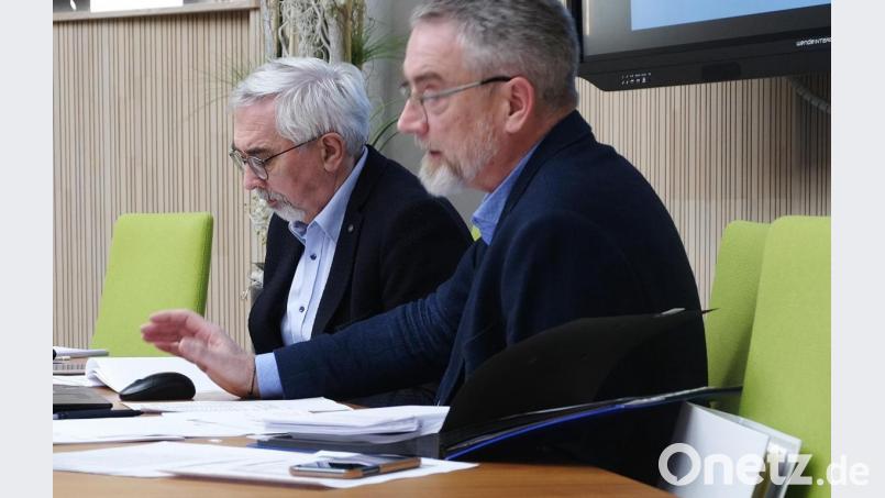 Bürgermeister Manfred Rodde (links) leitet die Sitzung der Gemeinschaftsversammlung der Verwaltungsgemeinschaft Schwarzenfeld. Kämmerer Thomas Krapf stellt den Haushaltsplan 2020 mit dem Gesamtvolumen in Höhe von vier Millionen Euro vor. Das Gremium erteilt seine Zustimmung. Bild: Herbert Rohrwild