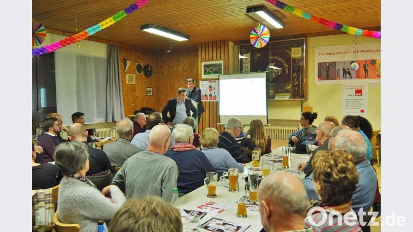 Baudezernent Oliver Seidel und Wirtschaftsförderer Nicolas Lahovnik erläutern den Planungsstand West IV. Bild: Bühner