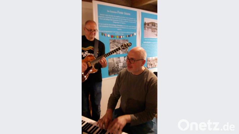 Jam-Session beim &quot;Taubnschuster&quot;: Organisator Martin Dilling spielt selbst am Klavier. Bild: hev
