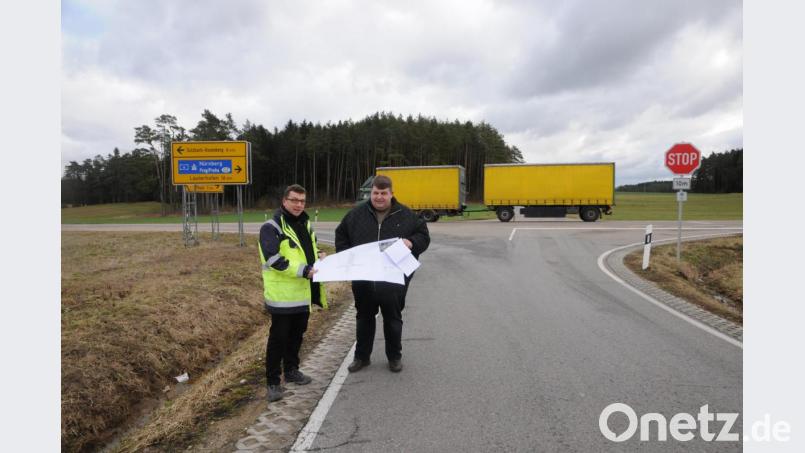 An der Aichazandter Kreuzung inspizierten Baudirektor Stefan Noll (links) und Bürgermeister Dieter Dehling die Situation vor Ort. Aus Richtung Aichazandt gibt es dort schon ein Stoppschild. Bild: Joachim Gebhardt
