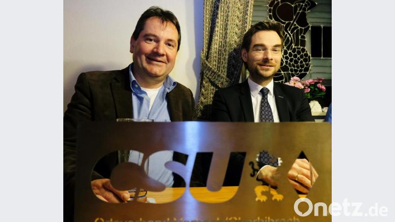 Hauptakteure bei einem CSU-Bürgertreff im vollbesetzten Kapellenstüberl in Höflas sind Bürgermeisterkandidat Alexander Goller(links) und Landtagsabgeordneter Stephan Oetzinger. Bild: exb