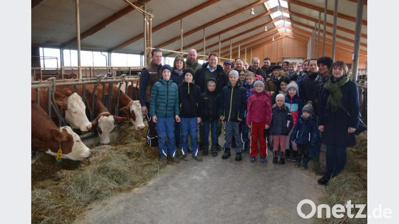 Den Hof von Helmut und Michaela Grillmeier (hinten von links) in Pechofen besichtigte eine Besuchergruppe des CSU-Ortsverbands Mitterteich um Bürgermeisterkandidat Stefan Grillmeier (hinten, Vierter von links). Bild: jr
