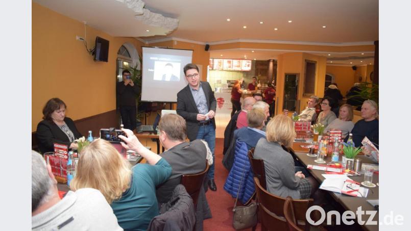 Prominente Unterstützung seitens des SPD-Landratskandidaten Peter Wein (stehend) erhielt der SPD-Ortsverband in seiner Auftaktveranstaltung. Bild: bnr