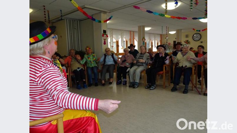 Monika Strehl lud die Heimbewohner zum Mitmachen ein Bild: hm