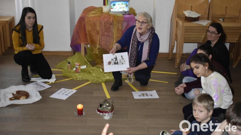Anna Maria Nittmann (hinten rechts) und Brigitte Koeser (Mitte) gestalten den Wortgottesdienst für Kinder. Bild: sck