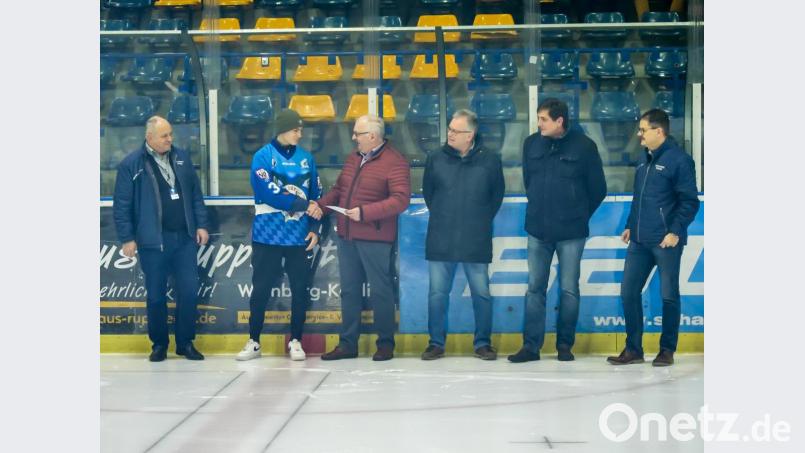 Die Spende an die Kinderkrebshilfe übergibt Lukas Preßl (Zweiter von links) an Herbert Putzer (Dritter von links). Bild: exb