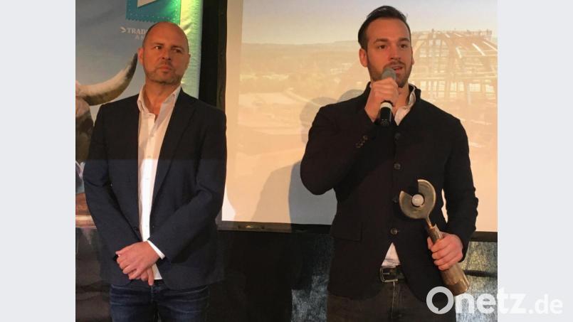 Kim Kappenberger bedankt sich für den Preis. Im Hintergrund dessen Geschäftspartner Tom Zeller Bild: ihl