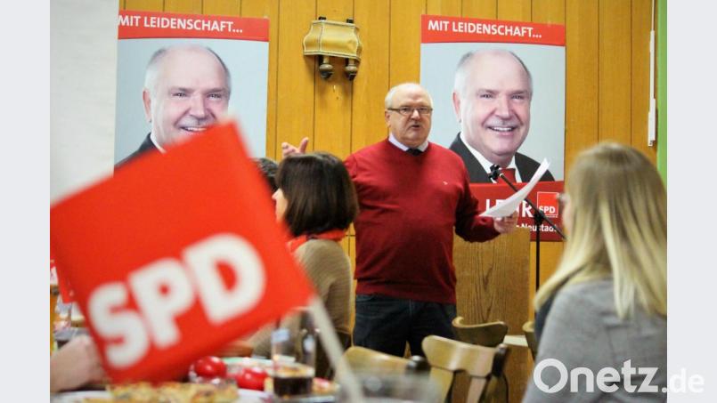 Beim Wahlkampfauftakt des SPD-Kreisverbands im Naabtalhaus benennt Landratskandidat Peter Lehr seine Ziele. Bild: exb