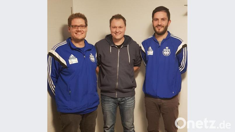 Die SG-Abteilungsleiter Johannes Krammer (links) und Manuel Gleißner (rechts) mit dem neuen Trainer Daniel Friedl. 	Bild: exb Bild: exb