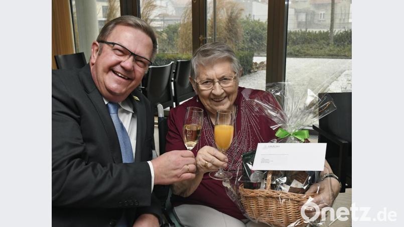 Sie liebt die Musik, singt und spielt mehrere Instrumente. Auch ihre Nähmaschinen hat Karola Bender noch fleißig in Gebrauch. Besonders stolz ist sie auf ihre Kinder, acht Enkel und sieben Urenkel. Im Bürgerspital-Seniorenzentrum in Amberg stößt die Seniorin mit Bürgermeister Martin Preuß auf ihren 90. Geburtstag an. Bild: Petra Hartl