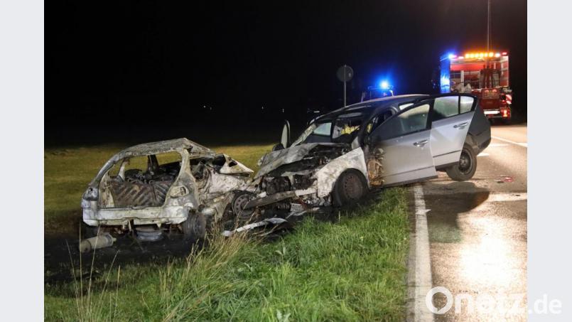 Bei Abensberg hat es einen schweren Unfall gegeben. Die beteiligten Autos fingen Feuer. Ein Mann verbrannte. Bild: Alexander Auer