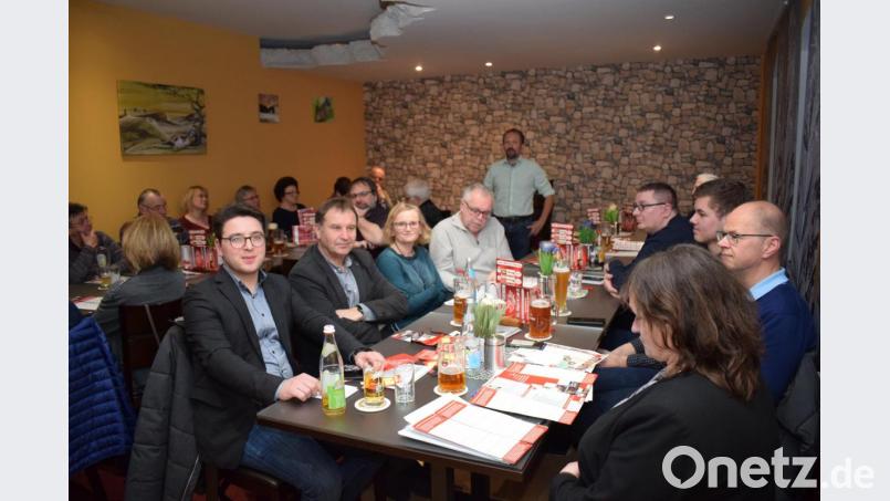 Zum Auftakt des Kommunalwahlkampfes hatte der SPD-Ortsverband in das Gasthaus "Adana" eingeladen. Ortsvorsitzende Marianne Schieder (rechts) Landratskandidat Peter Wein (vorne links), sowie die SPD-Kreistags- und Marktratskandidaten stellen sich und ihre politischen Ziele vor. Bild: bnr