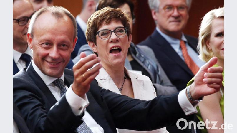 Friedrich Merz und und Annegret Kramp-Karrenbauer im Sommer 2019 noch in bester Laune. Bild: Wolfgang Kumm/dpa