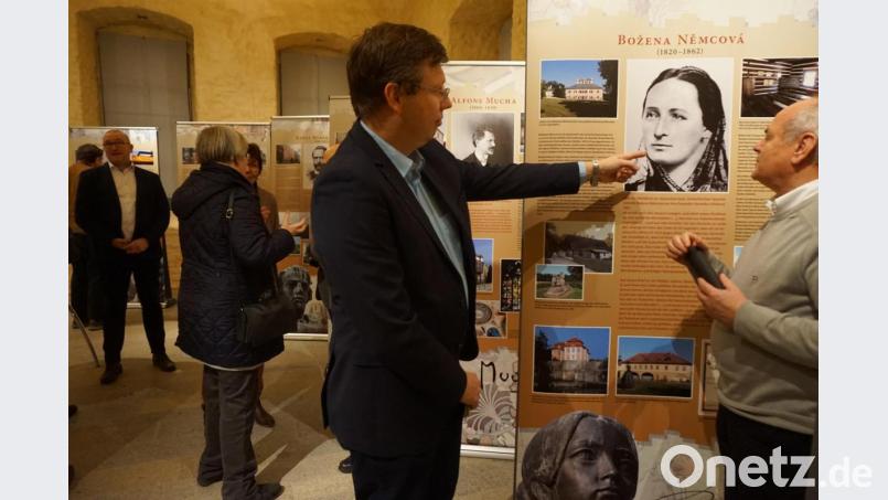 Vor dem Porträt Božena Němcová unterhalten sich Wolfgang Schwarz (links), Autor der Ausstellung, und Jozo Džambo (rechts), der für die Katalog-Erstellung verantwortlich war. Bild: eib