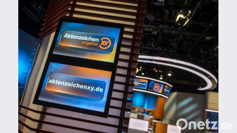 Das Logo der Sendung "Aktenzeichen XY ...ungelöst" ist im Studio auf mehreren Monitoren zu sehen. Foto: picture alliance / Matthias Balk/dpa/Archivbild Bild: Matthias Balk