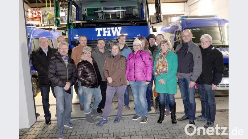 Ortsbeauftragter Günter Götz (Sechster von links) zeigt den FDP/FWS-Stadträten Hans-Jürgen Reitzenstein (links), Karl-Heinz Kreiner (Zweiter von links), FDP-Ortsvorsitzendem Christian Weiß (Vierter von links), Kreisrat Martin Pöllath (Zweiter von rechts) und den FDP/FWS-Stadtratskandidaten die Einsatzfahrzeuge, darunter ein bestens gepflegter Daimler-Benz von 1982. Bild: gac