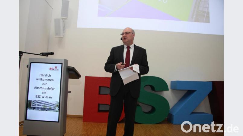 Die Abschlussfeier in der Schul-Aula leitete Studiendirektor Wolfgang Hecht. Bild: wro