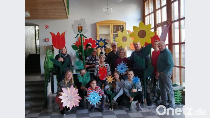 Die Mitglieder des Obst- und Gartenbauvereines Neustadt am Kulm sind kreativ und gestalten aus Holz bunte Blumen. Bild: lrh