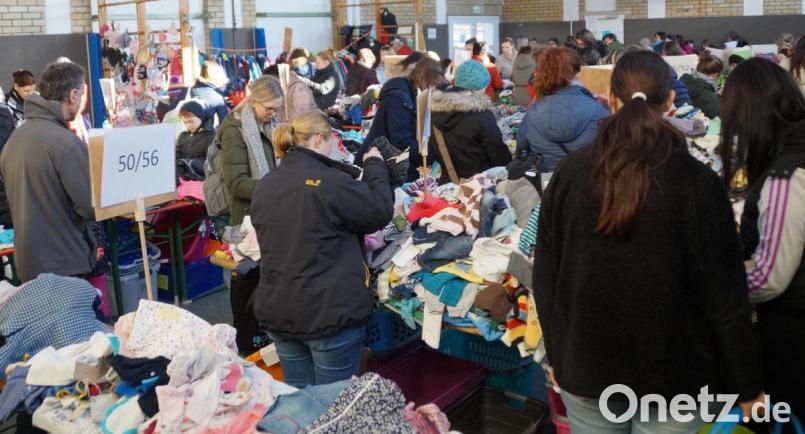 Eine Riesenauswahl an gebrauchter Kinderkleidung war übersichtlich in der Turnhalle angeordnet. Beim Baby-Basar gab es einen Besucherrekord. So manches Schnäppchen war zu machen. Bild: weu