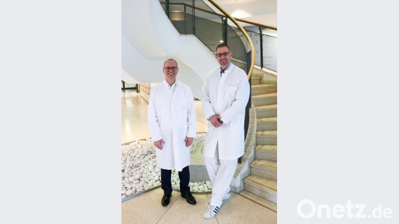 Dr. Christian Köhler (rechts) ist dem Klinikum Fichtelgebirge schon lange verbunden. Links im Bild Chefarzt Dr. Marco Schmidtmann. Bild: Klinikum/exb