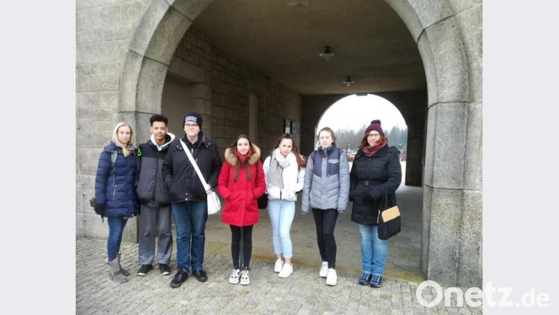 Mit ihrer Lehrerin Jasmin Heindl-Bartl (links) und Sozialpädagogin Manuela Kausler (rechts) besichtigten die Abschlussschüler des Sonderpädagogischen Förderzentrums die KZ-Gedenkstätte Flossenbürg. Bild: ak