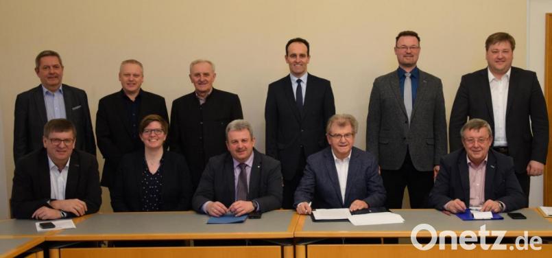 Die Bürgermeister des Aktionsbündnisses aus Schmidmühlen, Auerbach, Kirchentumbach, Freihung, Kallmünz, Edelsfeld, Hohenburg Königstein, Kastl, Burglengenfeld und Weiherhammer fordern Solidarität bei der Lösung der Ungleichbehandlung, damit ihre Gemeinden keine Gemeinden zweiter Klasse bleiben. Zweiter von rechts, sitzend der Sprecher des Bündnisses Sebastian Schärl sowie (Zweite von links) Maria Regensburger vom Regionalmanagement des Landkreises Amberg-Sulzbach. Bild: bö