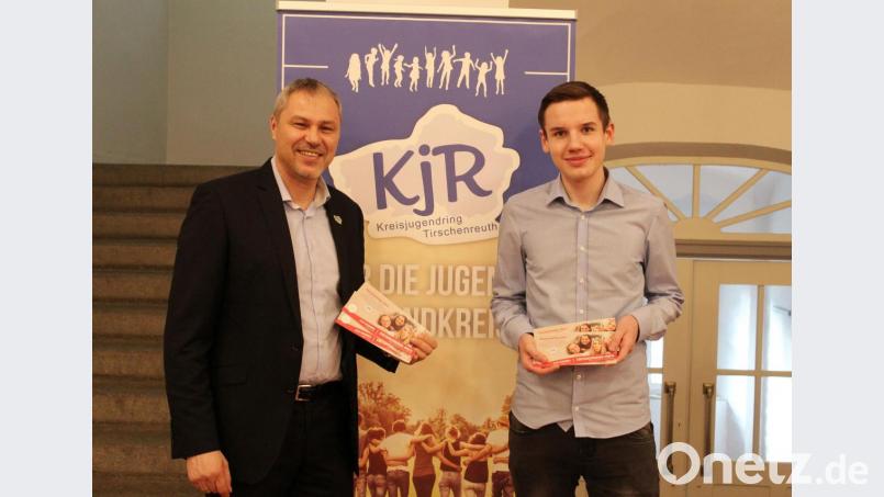 Kreisjugendring-Vorsitzender Jürgen Preisinger (links) und KJR-Vorstandsmitglied Fabian Ernstberger halten die Flyer zum Kreisjugendring-Preis in den Händen. Bild: sfo