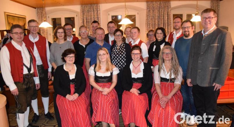 22 Frauen und Männer umfasst der Vorstand der Blaskapelle St. Ägidius in Schmidmühlen. Vorsitzende sind Richard Fischer und Alexander Böhm (von links). Dazu gratulierte Bürgermeister Peter Braun (rechts). Bild: bö