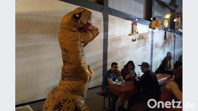 Die Besucher des Sportlerballs haben vom Tyrannosaurus Rex nichts zu befürchten: Er will nur spielen. Bild: ndt