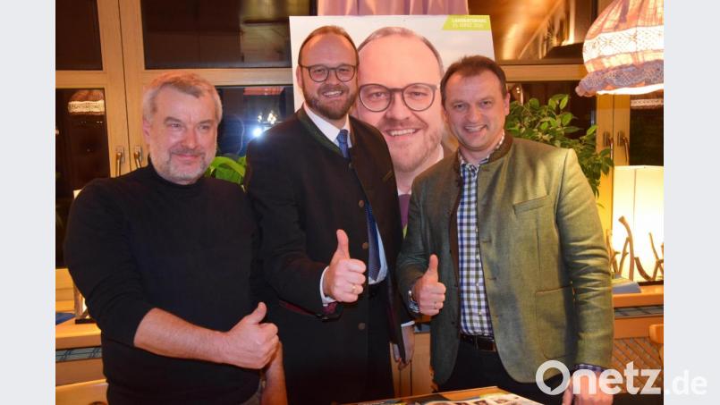 CSU-Vorsitzender Rainer Schmeidl sieht in Landrat Andreas Meier und Bürgermeister Anton Kappl (von links) Garanten erfolgreicher Arbeit für die Menschen. Bild: fz
