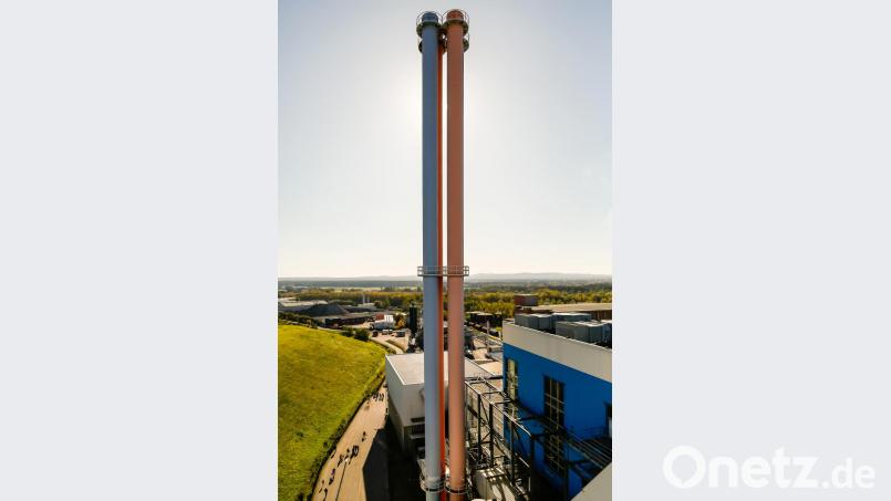 Die Kamine des Müllkraftwerks in Schwandorf. Eine Studie legt dar, dass durch den Betrieb des Müllkraftwerks in den vergangenen 40 Jahren Millionen Tonnen Kohlendioxid-Emissionen eingespart wurden. Bild: Hösamer