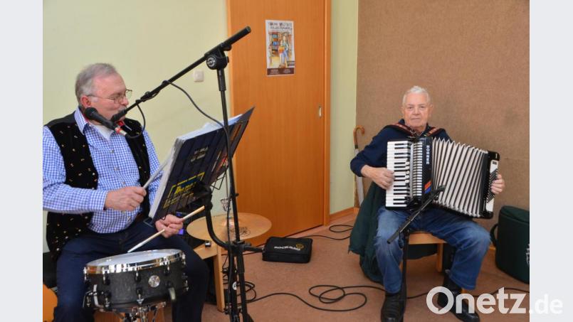 Das Pfalzgrafen-Duo mit Karl Völkl (links) und Horst Peugler (rechts) spielte unentwegt zum Tanz im Gemeindehaus beim ökumenischen Kaffeekränzchen auf. Bild: dob