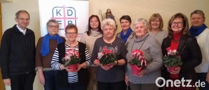 Für 25- und 40-jährige Treue zeichnet der Katholische Frauenbund Hirschau einige Mitglieder mit silbernen und goldenen Ehrennadeln aus (von links): Pfarrer und geistlicher Beirat Johann Hofmann, Irmgard Müller, Maria Ott (40 Jahre), Gerlinde Siegert, Margareta Schadl (40 Jahre), Irmgard Sellmeyer, Edith Hermann (40 Jahre), Maria Maier (25 Jahre), Luise Viehauser (25 Jahre) und stellvertretende Bezirksleiterin Kerstin Aufschneider. Bild: u
