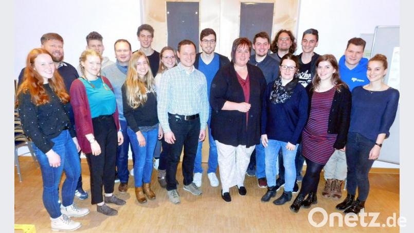 Mit Elisabeth Meling, Patrick Reiß, Corinne Bundscherer, Joachim Brehm, Daniela Steininger, Daniel Brehm, Lukas Brehm, Ruth Brehm, Robin Goodwyn, Vorsitzendem Stefan Steininger, Julia Steininger, Frederik Goodwyn, Lisa Dorsch, Christian Porsch, Elias Reiß, Magdalena Engelbrecht, Pfarrer Hannes Kühn und Elisa Stangl (von links) möchte der Christliche Verein Junger Menschen neue Wege beschreiten. Bild: hai