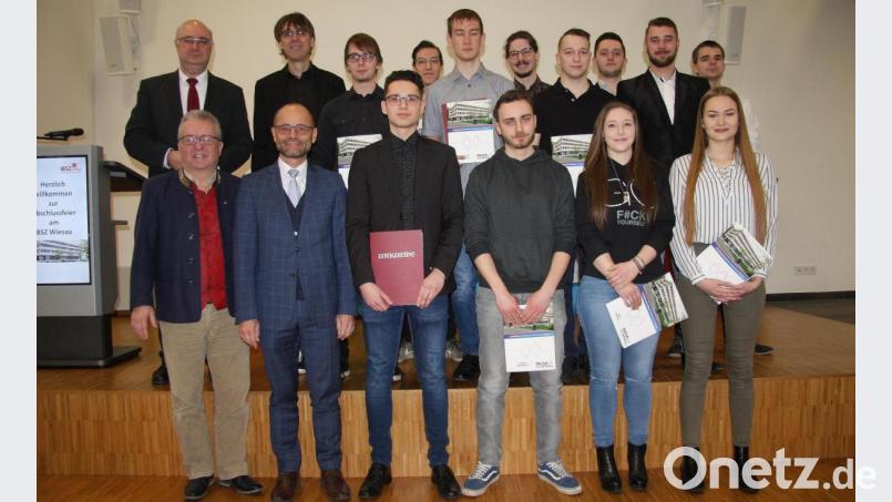 Die Prüfungsbesten wurden mit Preisen belohnt. Ihnen gratulierten (vorne von links) Bürgermeister und Berufsschulbeiratsvorsitzender Toni Dutz und der stellvertretende Landrat Alfred Scheidler. Glückwünsche kamen auch von Wolfgang Hecht und Thomas Metzler (obere Reihe, von links). Bild: wro