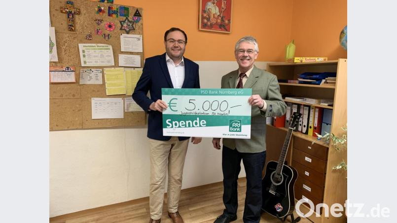 Thomas Andraschko von der PSD Bank (links) übergibt den Scheck an Josef Richthammer. Bild: Jugendhilfestation/exb