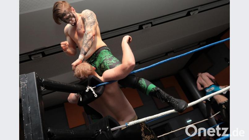Hängt ein Wrestler in den Seilen, geht es oftmals erst richtig los. Bild: Wolfgang Steinbacher