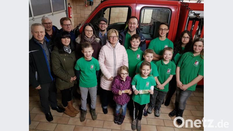 Eine Abordnung der SPD Kirchenthumbach übergibt an die Kinderfeuerwehr von Heinersreuth 150 Euro. Bild: hzi
