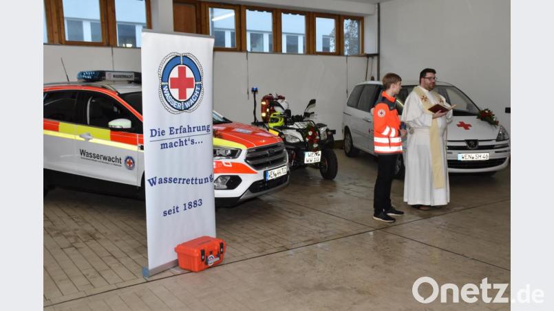Pater Johannes Bosco segnet das neue Wasserwacht-Einsatzleitfahrzeug, das Quad und den Mannschaftstransporter der BRK-Bereitschaft (von links). Bild: hcz