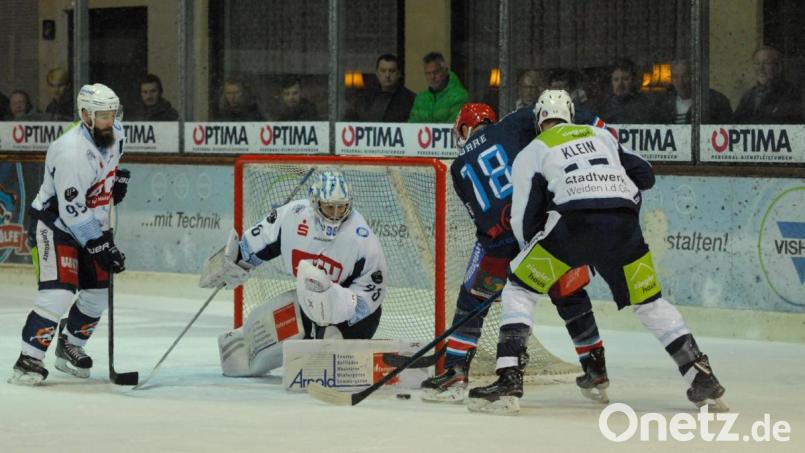 In Selb steigt am Freitag um 20 Uhr das wie immer brisante Derby zwischen den Wölfen und den Blue Devils Weiden. Das Bild zeigt eine Szene vom ersten Duell in dieser Saison, das die Oberpfälzer am 11. Oktober unglücklich mit 2:3 nach Verlängerung verloren. Von links: Barry Noe, Goalie Jonas Neffin, der Selber Landon Gare und Adrian Klein. Bild: gb